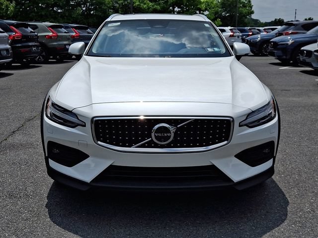 Used 2025 Volvo V60 B5 Cross Country Plus AWD/4WD image 2