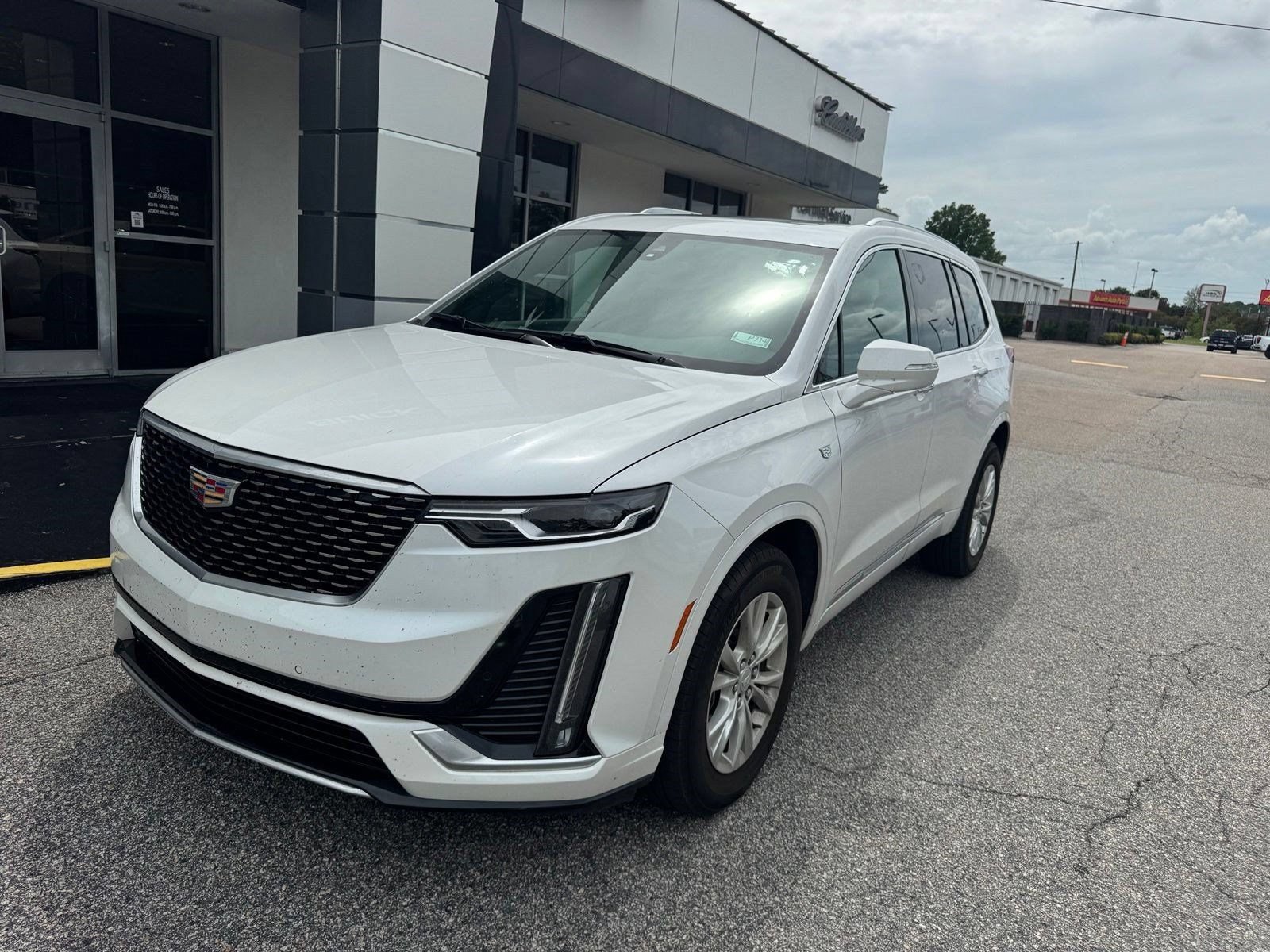 Certified 2024 Cadillac XT6 Luxury w/ LPO, Floor Liner Package AWD/4WD image 6
