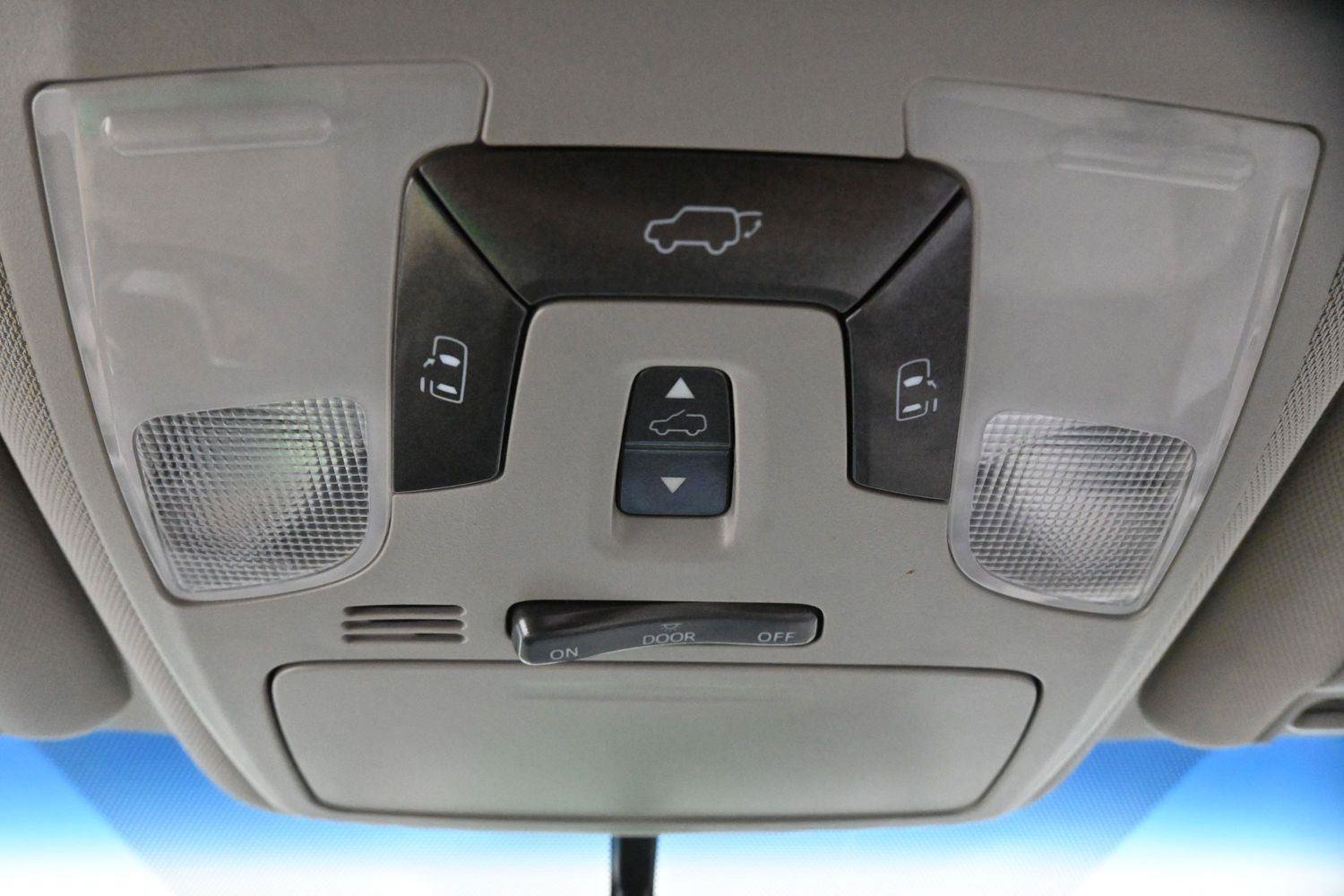 Used 2017 Toyota Sienna XLE w/ XLE Navigation Package FWD image 31