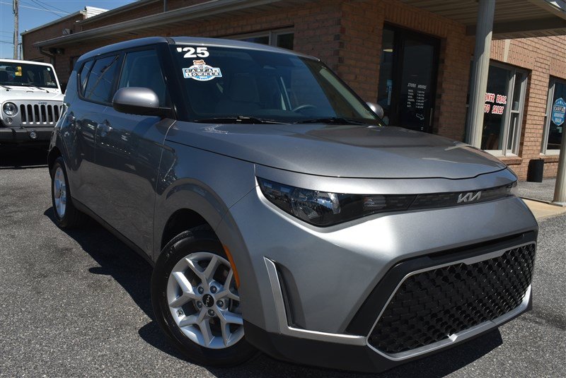 Used 2025 Kia Soul LX w/ LX Technology Package FWD image 1