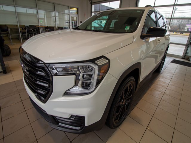 Used 2022 GMC Terrain SLE w/ Driver Convenience Package image 2