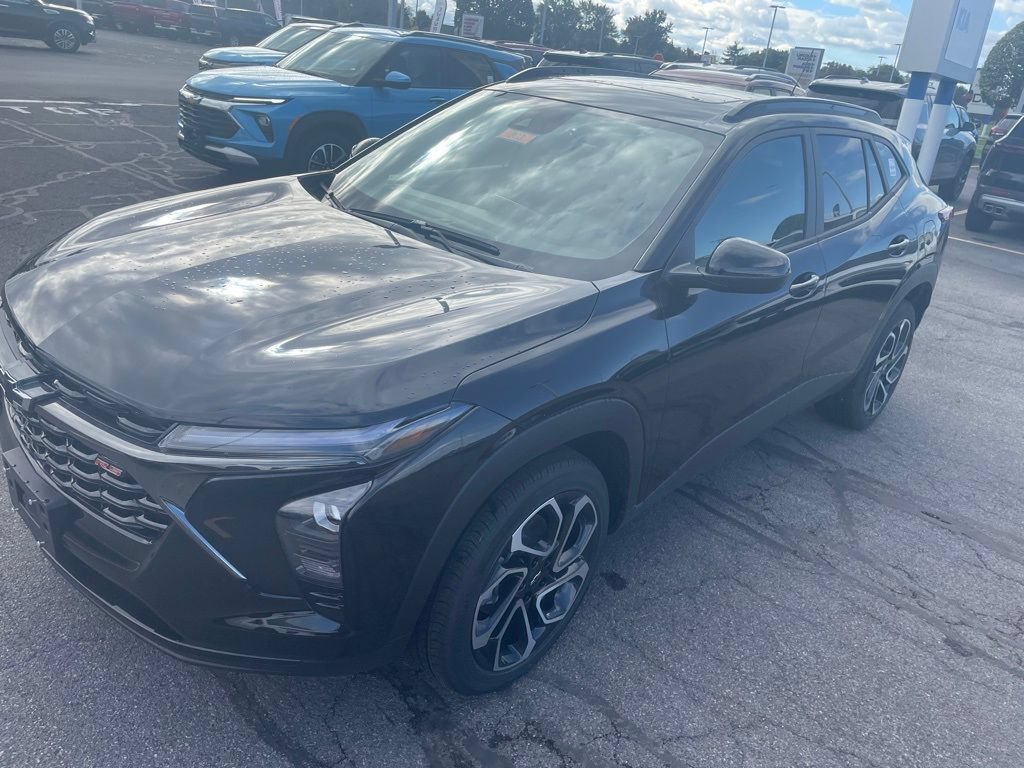 New 2026 Chevrolet Trax RS w/ Sunroof Package FWD image 3