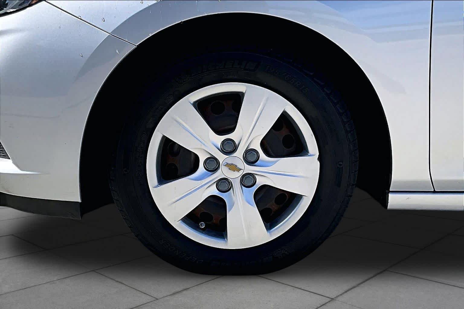 Used 2017 Chevrolet Cruze LS FWD image 9