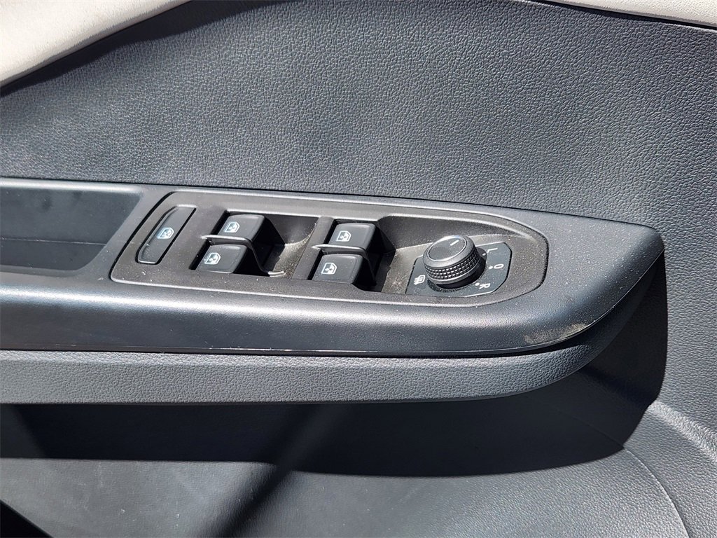 Used 2025 Volkswagen Taos SE image 4