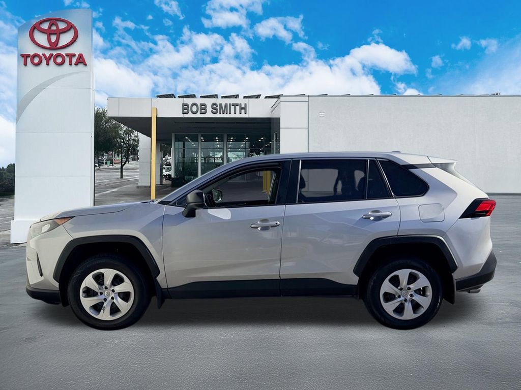 Used 2022 Toyota RAV4 LE image 9