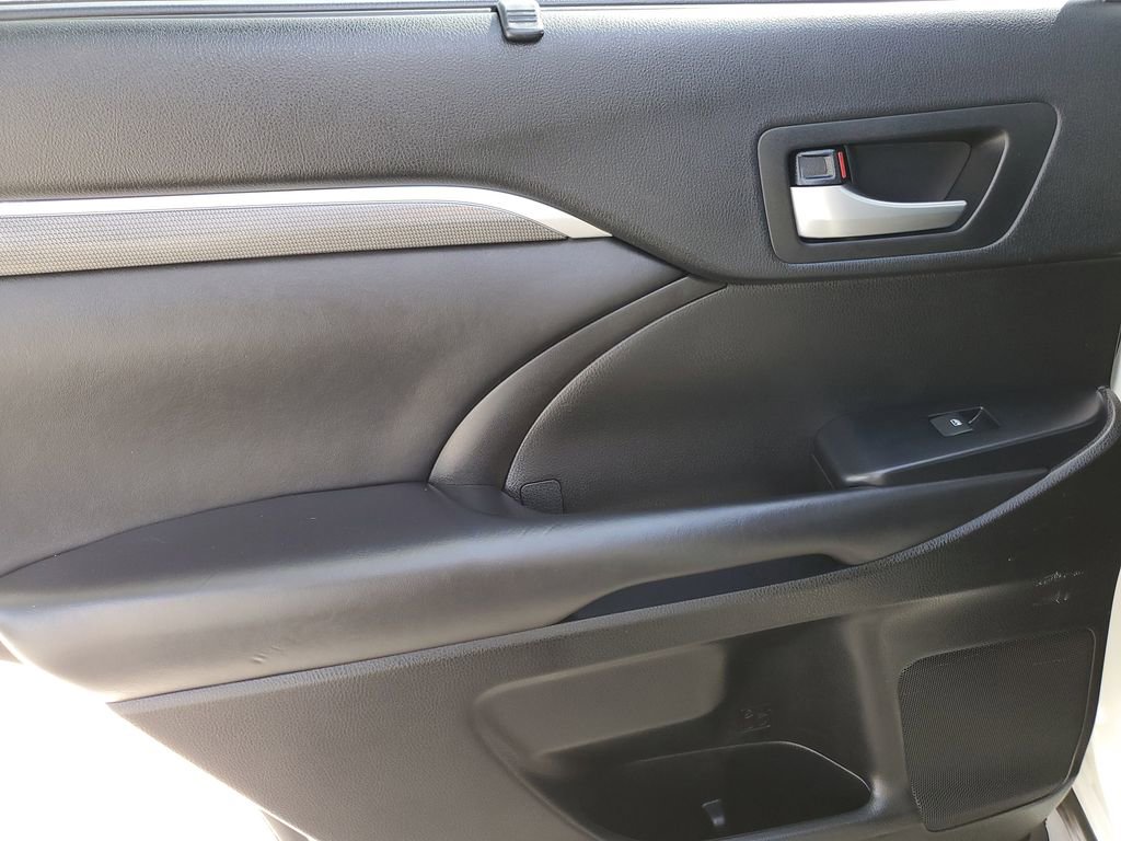 Used 2019 Toyota Highlander SE w/ Nightshade Edition image 10