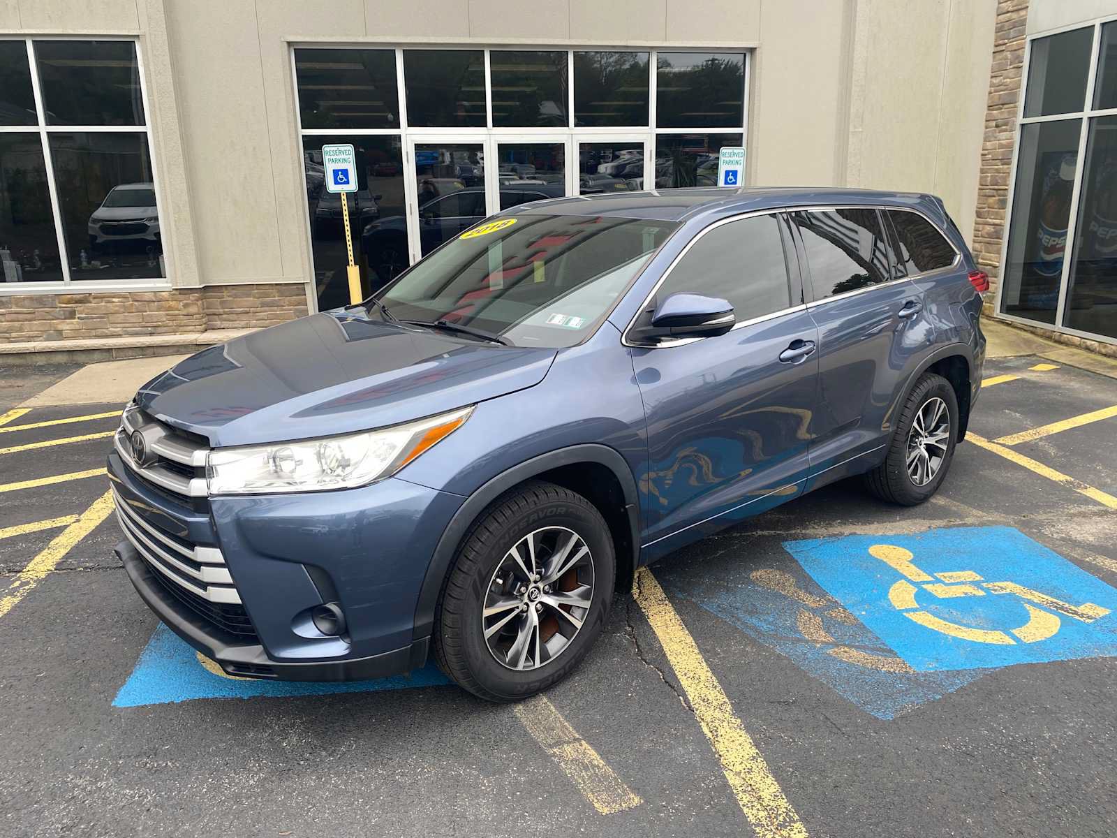 Used 2018 Toyota Highlander LE FWD image 2