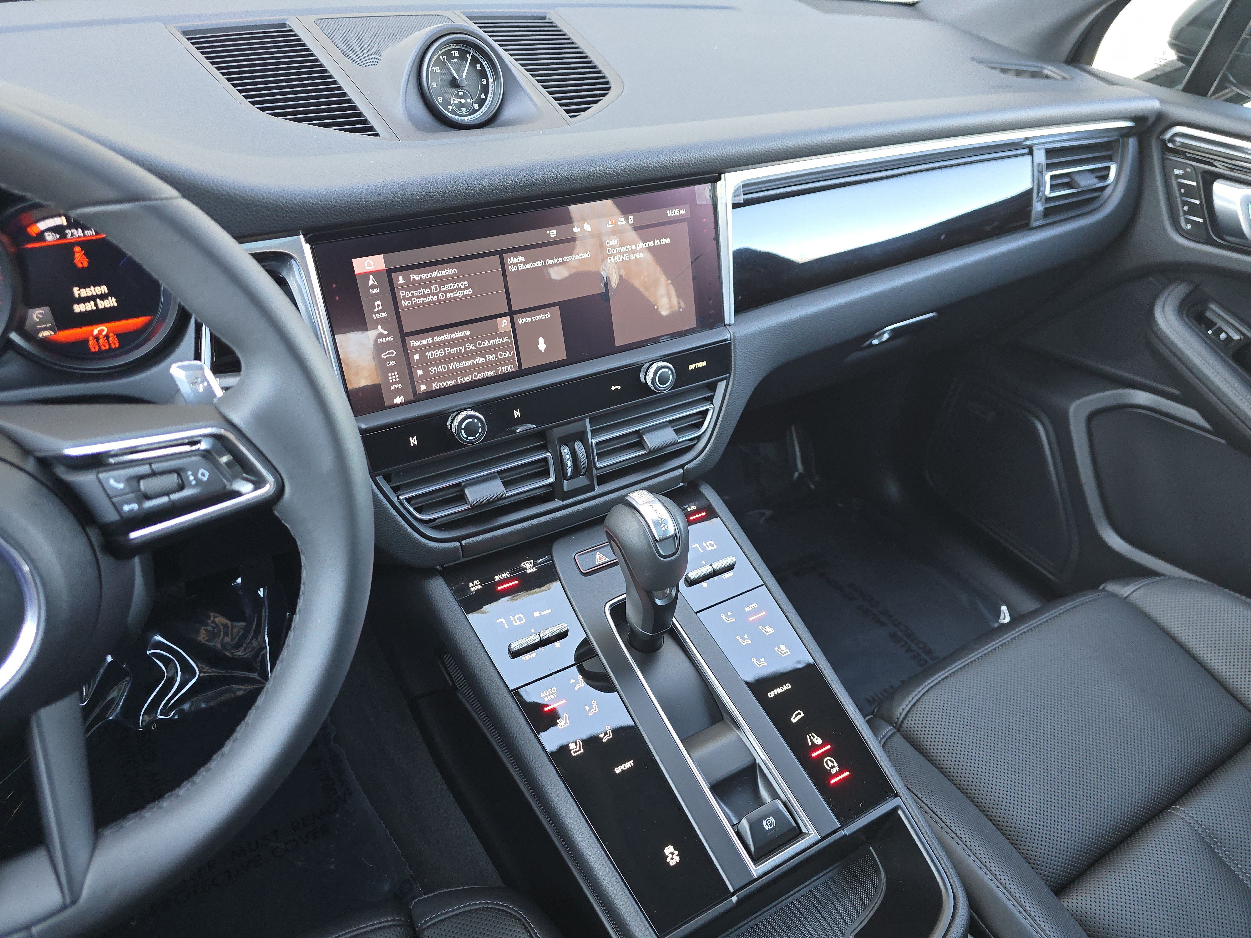 Certified 2025 Porsche Macan AWD/4WD image 21
