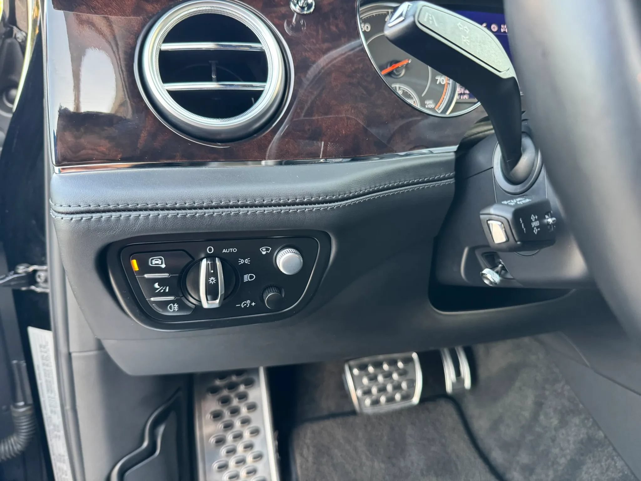Used 2018 Bentley Bentayga AWD/4WD image 32