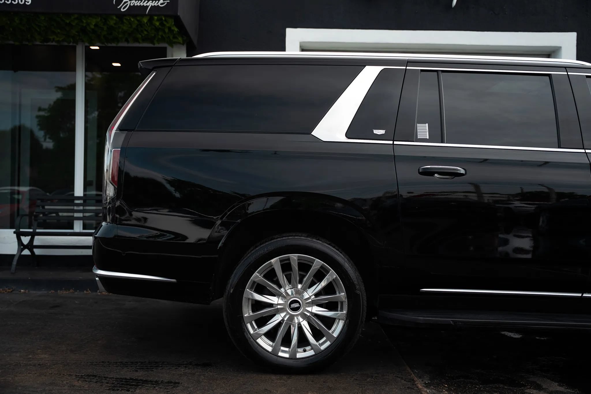 Used 2021 Cadillac Escalade ESV Premium Luxury w/ Performance Package AWD/4WD image 8