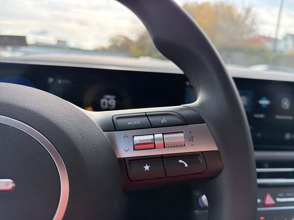 Used 2025 Hyundai Tucson SE image 33