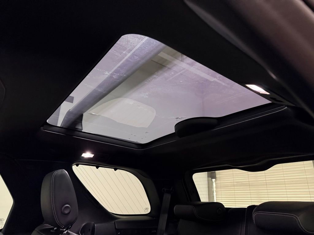 Used 2023 Land Rover Discovery Metropolitan Edition image 23