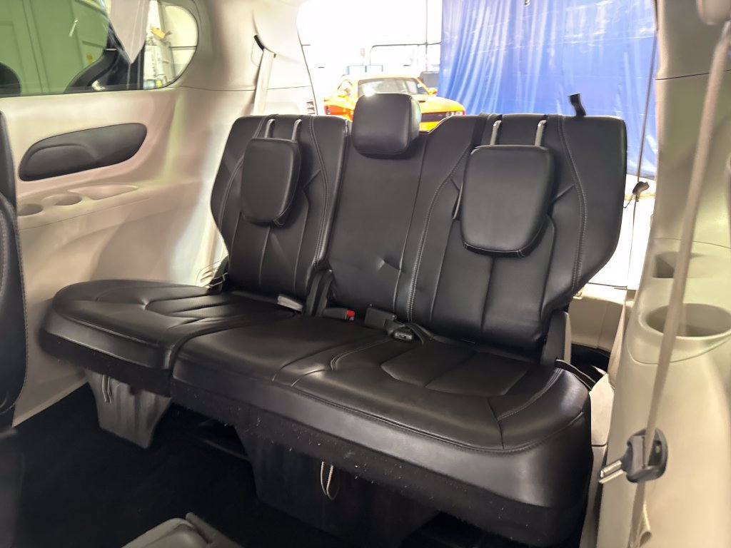Used 2023 Chrysler Pacifica Touring-L FWD image 43