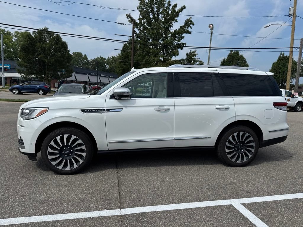 Used 2023 Lincoln Navigator Black Label AWD/4WD image 2