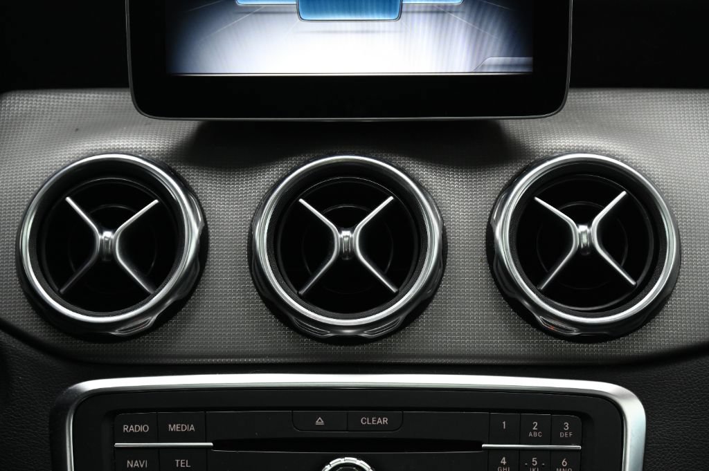 Used 2019 Mercedes-Benz GLA 250 4MATIC image 31