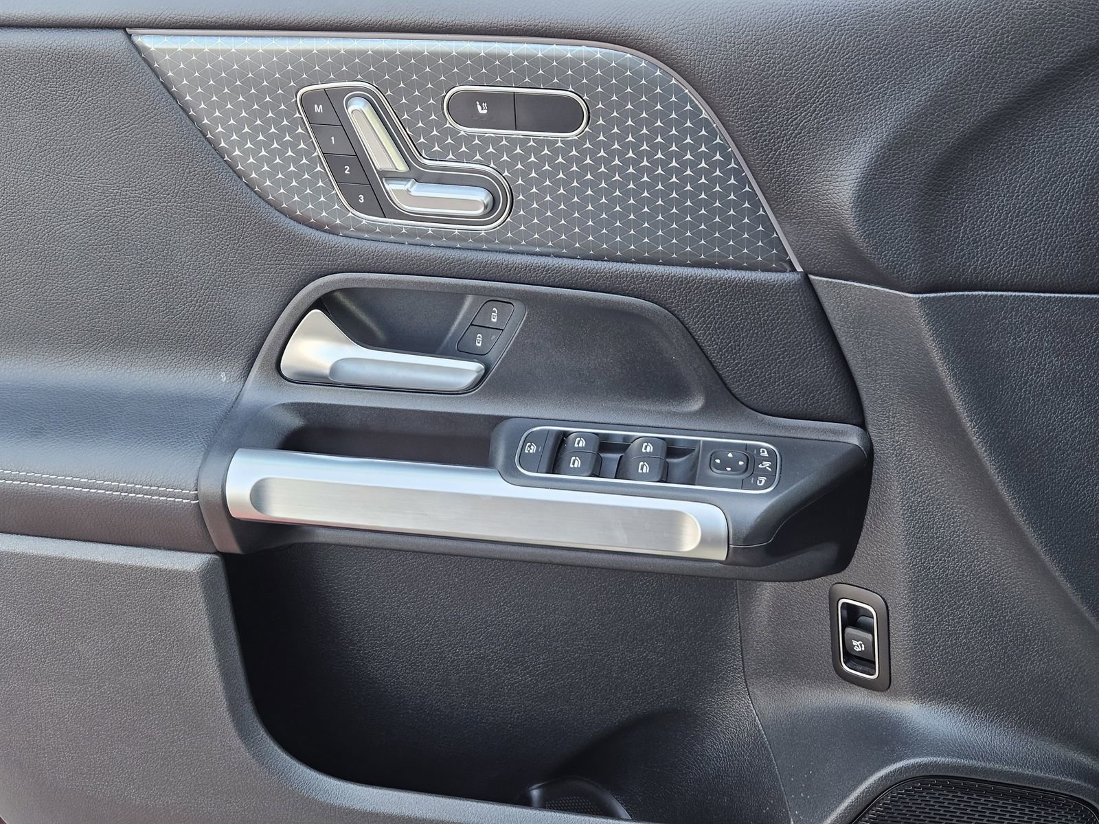 Used 2025 Mercedes-Benz GLB 250 4MATIC image 32