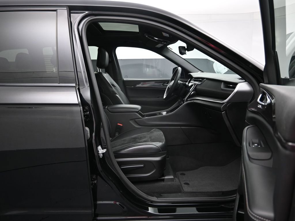Used 2022 Jeep Grand Cherokee Altitude AWD/4WD image 26