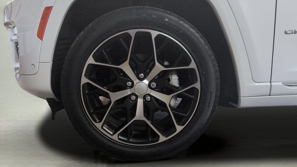 Used 2024 Jeep Grand Cherokee Summit AWD/4WD image 30
