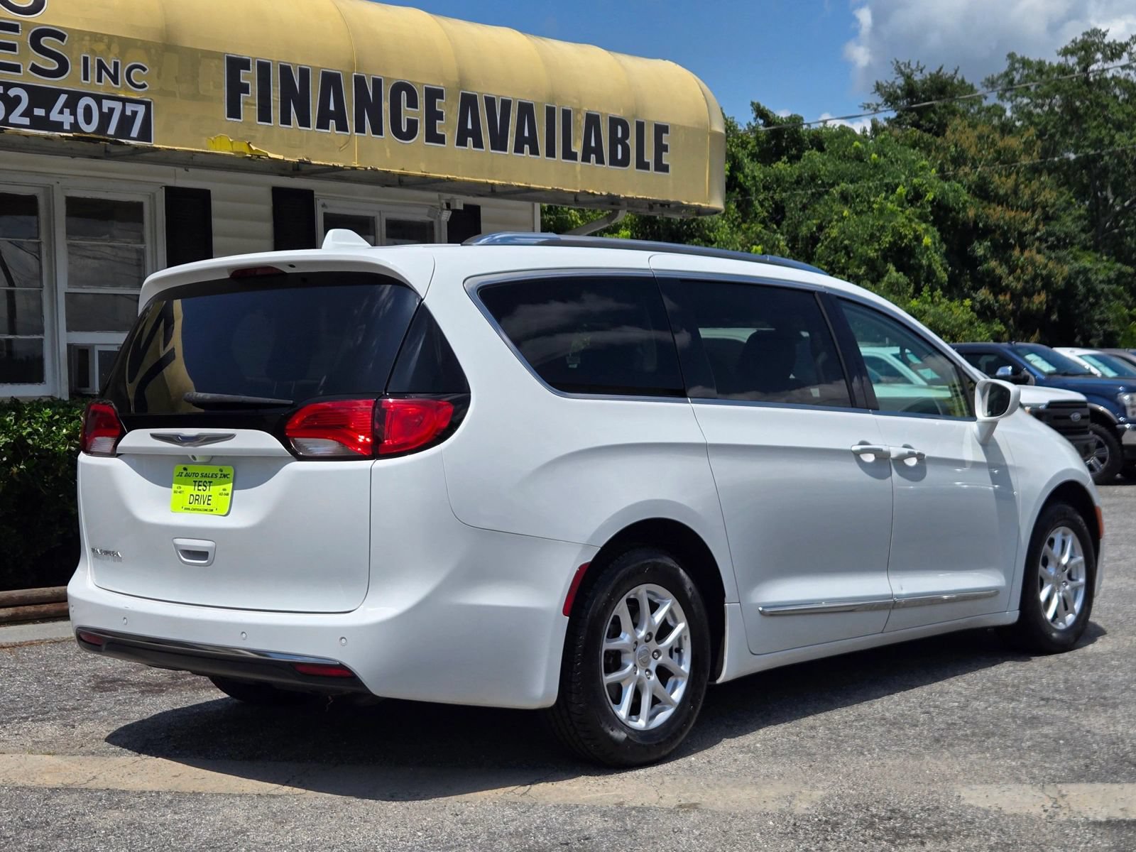 Used 2020 Chrysler Pacifica Touring-L FWD image 3