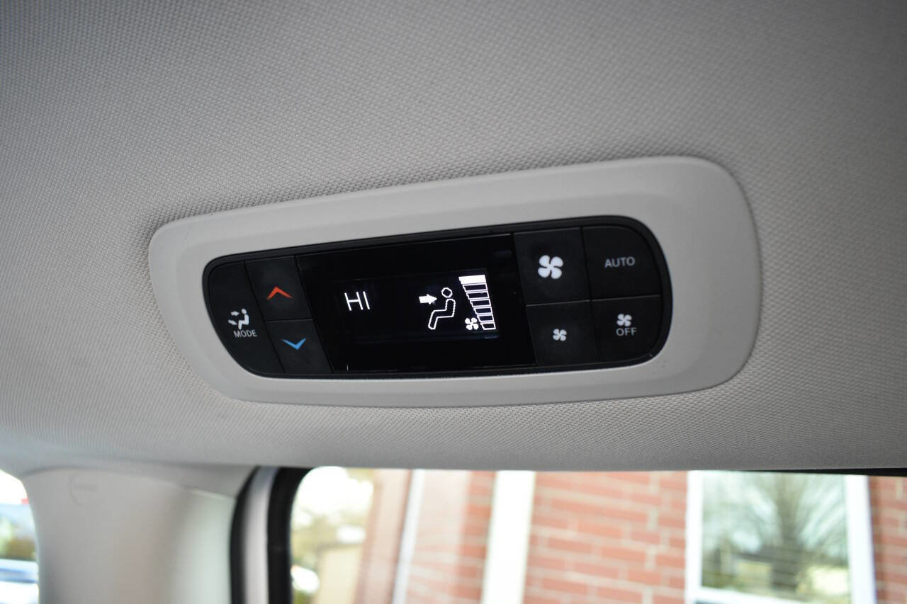 Used 2023 Chrysler Pacifica Touring-L image 15