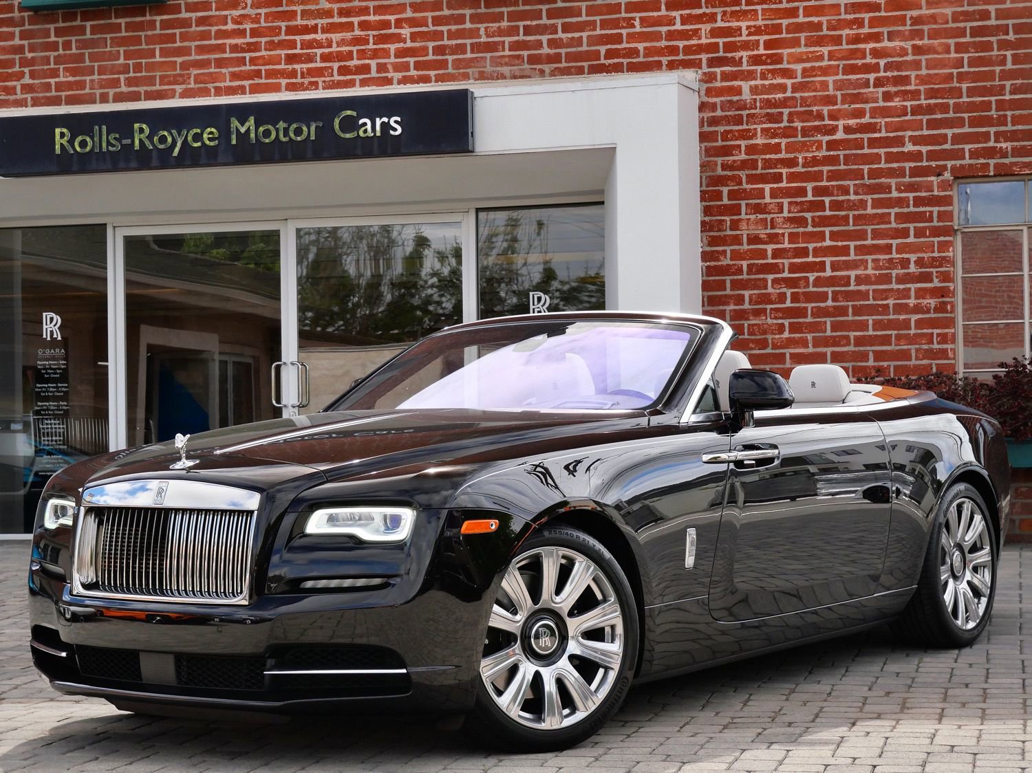 Used 2017 Rolls-Royce Dawn RWD image 1