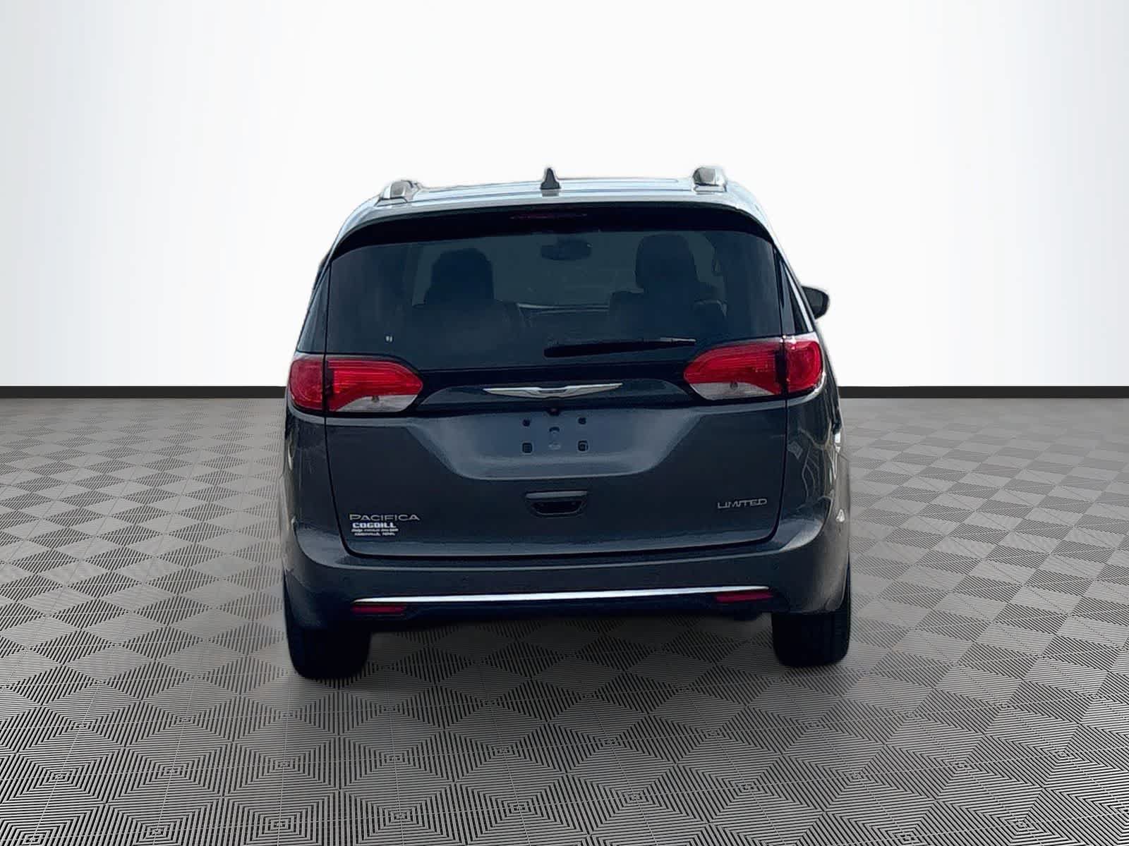 Used 2019 Chrysler Pacifica Limited w/ Tire & Wheel Group FWD image 6