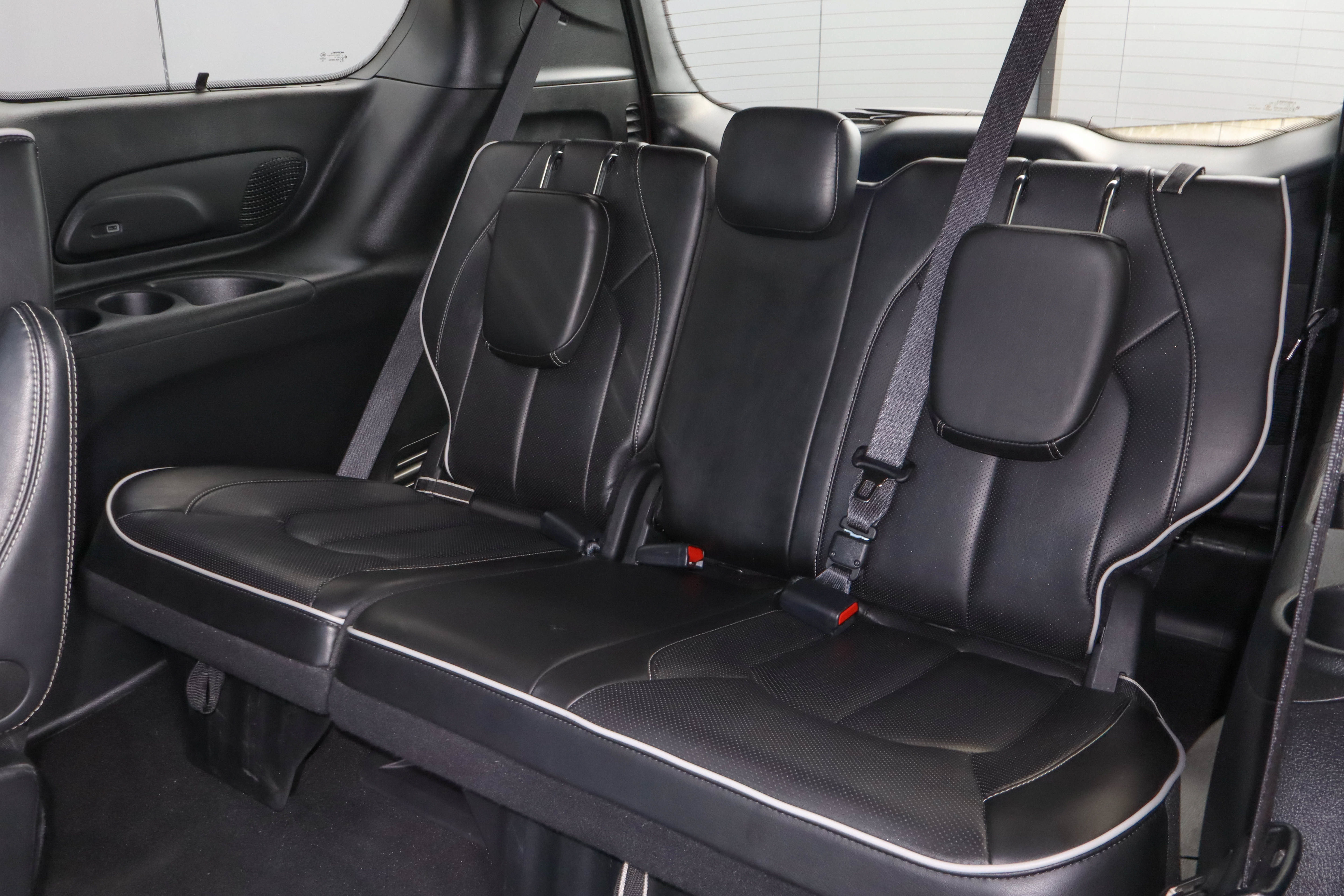 Used 2025 Chrysler Pacifica Limited FWD image 9