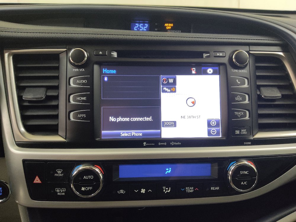 Used 2019 Toyota Highlander XLE FWD image 25