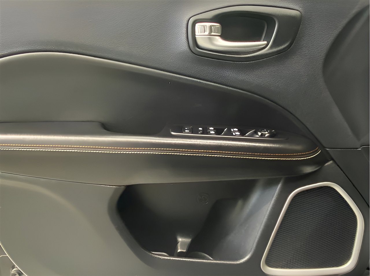 Used 2019 Jeep Compass Latitude w/ Cold Weather Group image 9