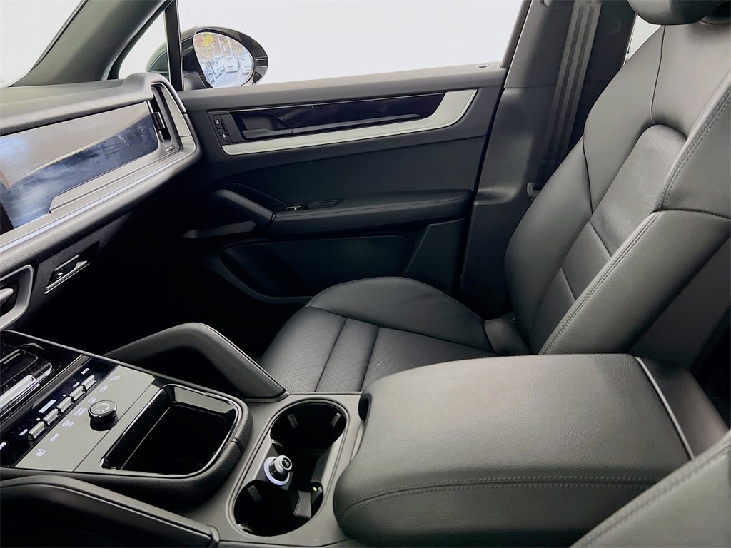 Used 2024 Porsche Cayenne image 23