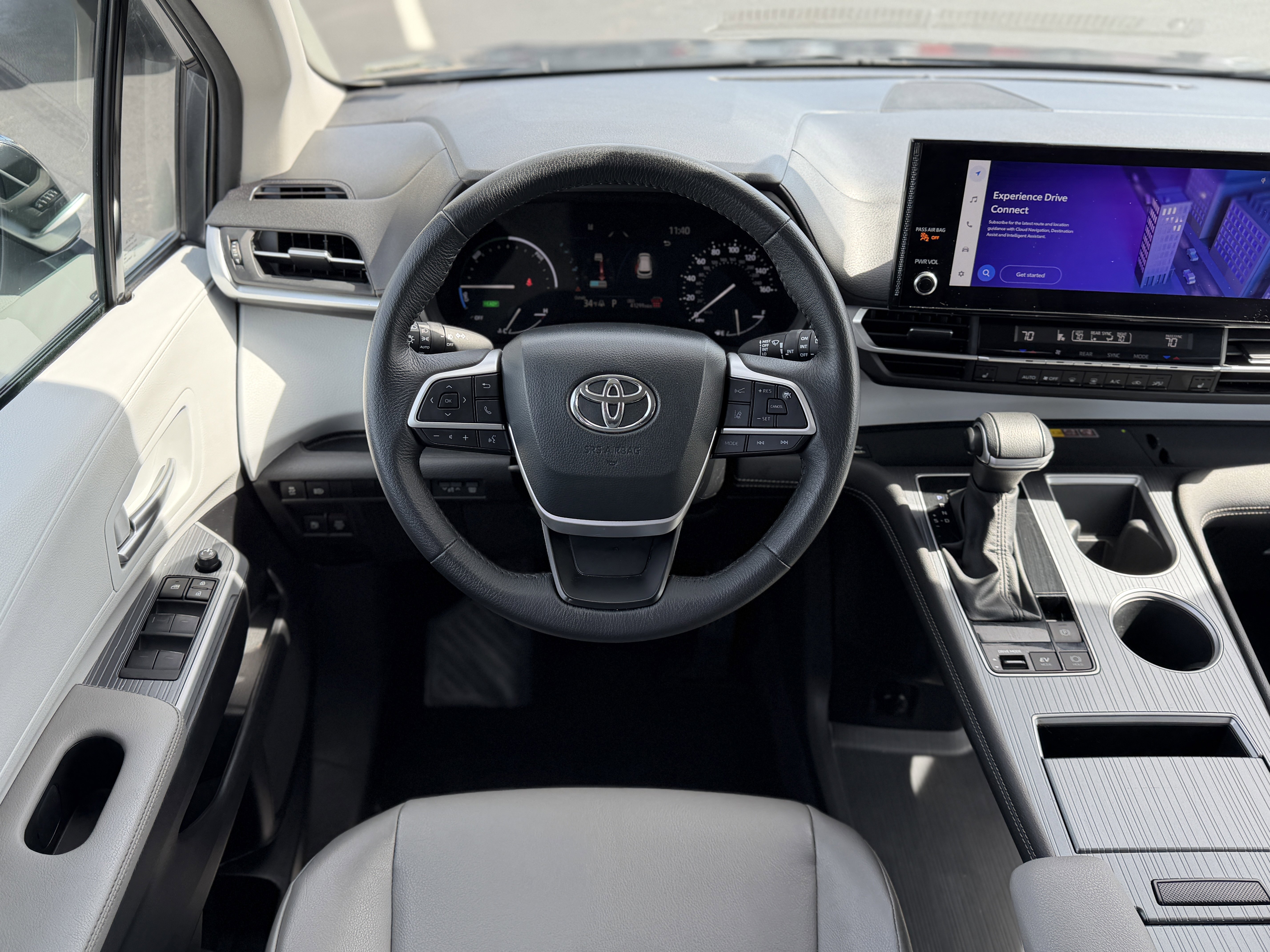 Used 2025 Toyota Sienna XLE FWD image 12