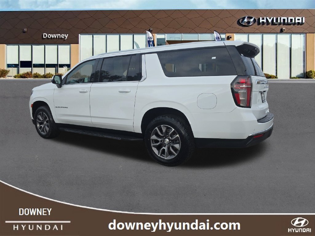 Used 2022 Chevrolet Suburban LT w/ Luxury Package RWD image 3