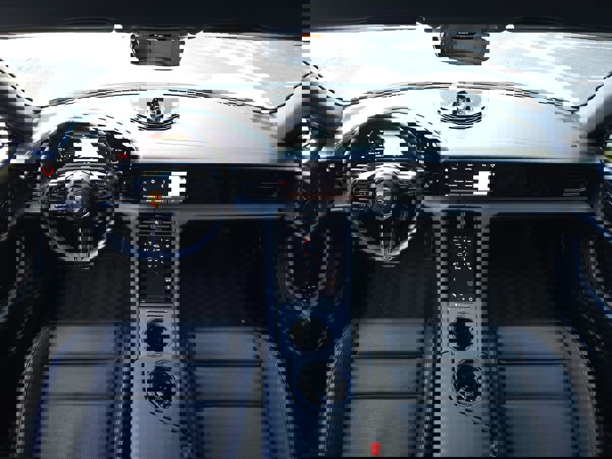 Used 2023 Porsche Taycan image 10