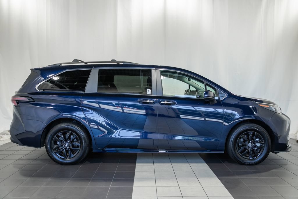 Used 2025 Toyota Sienna XLE FWD image 3