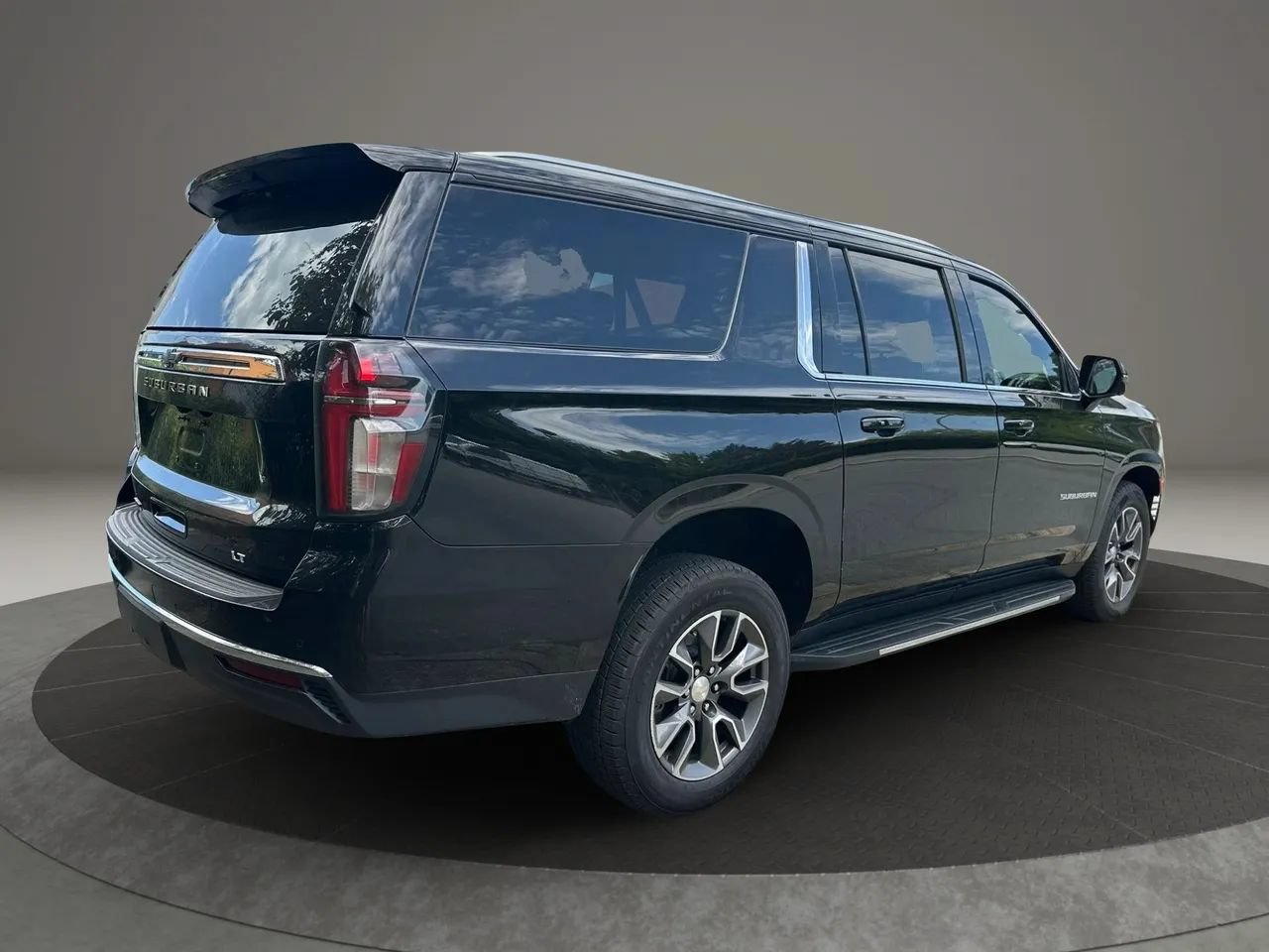 Used 2023 Chevrolet Suburban LT w/ LT Signature Plus Package RWD image 4