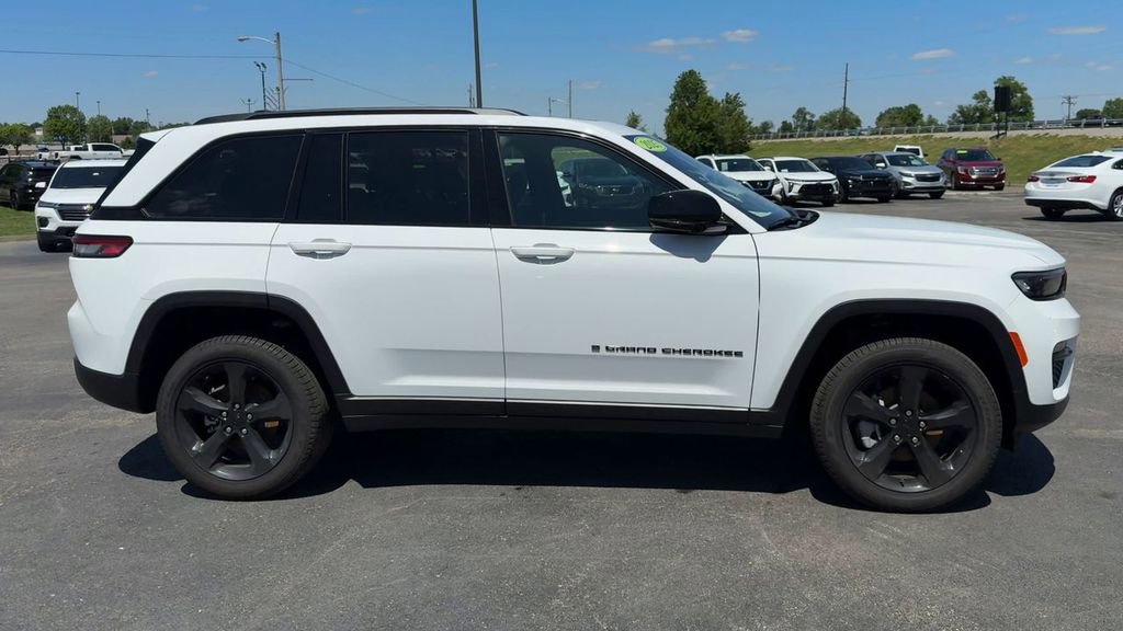 Used 2025 Jeep Grand Cherokee Limited w/ Black Appearance Package AWD/4WD image 8