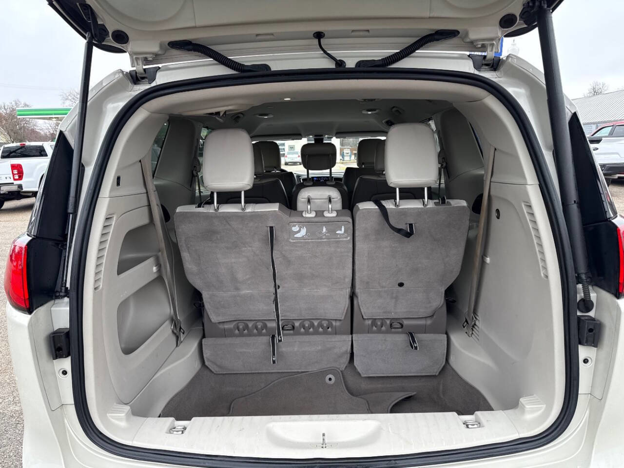 Used 2017 Chrysler Pacifica Touring-L FWD image 30