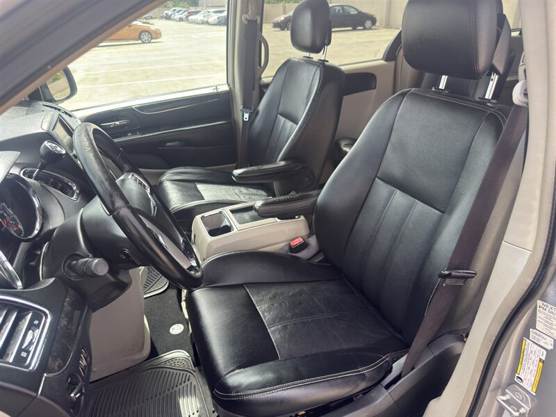 Used 2015 Chrysler Town & Country Touring FWD image 8