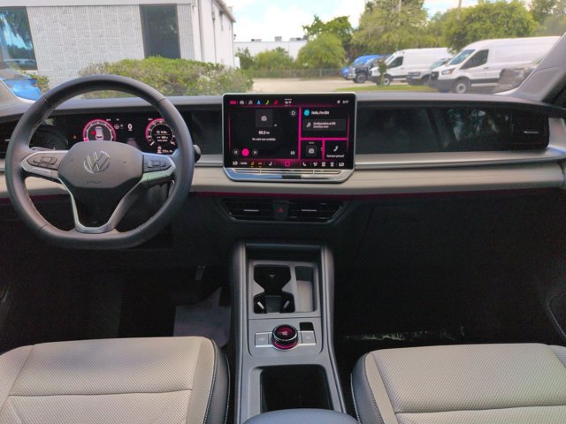 Used 2025 Volkswagen Tiguan SE AWD/4WD image 17