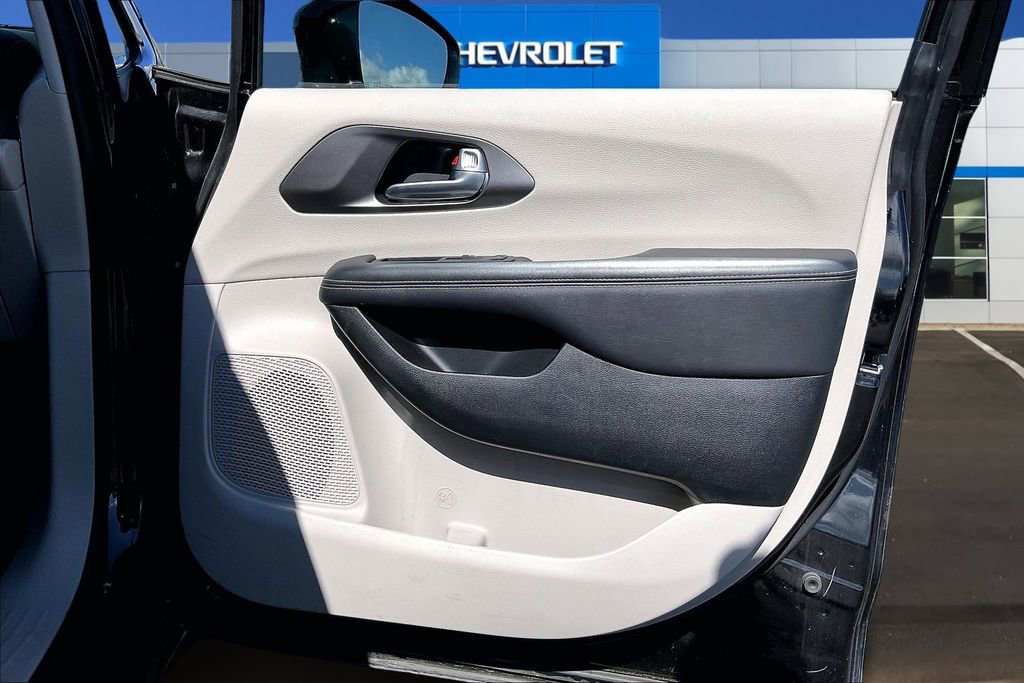 Used 2024 Chrysler Pacifica Touring-L image 28