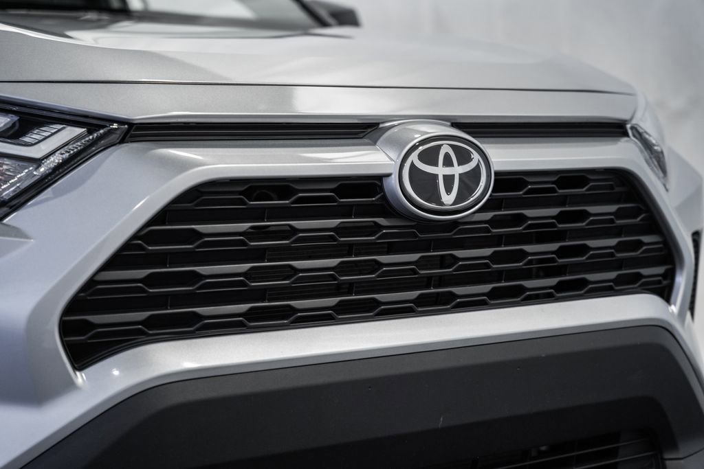 Used 2025 Toyota RAV4 LE image 9
