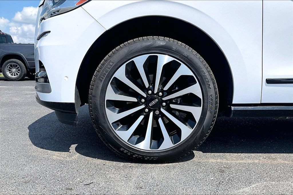 Used 2023 Lincoln Navigator Reserve AWD/4WD image 2