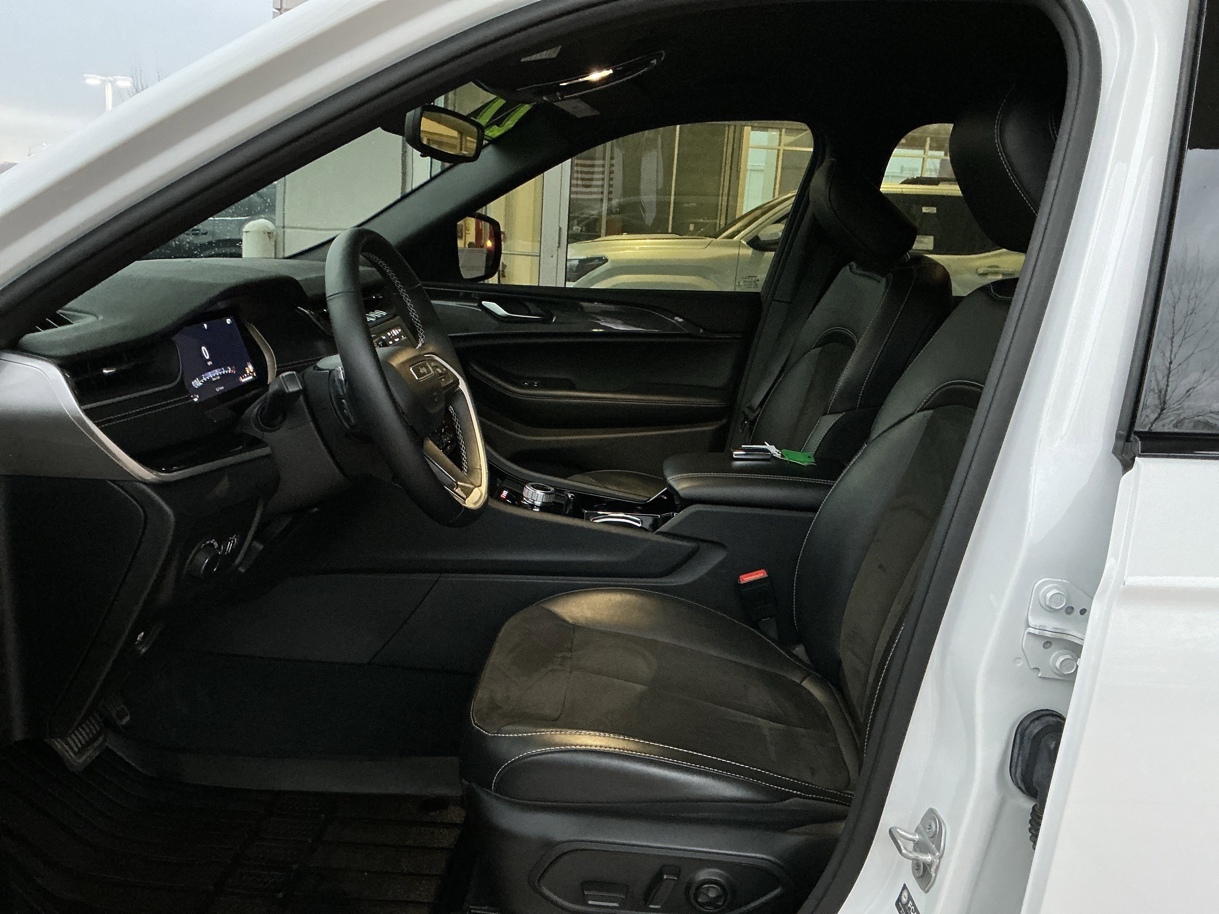 Used 2022 Jeep Grand Cherokee L Laredo image 7