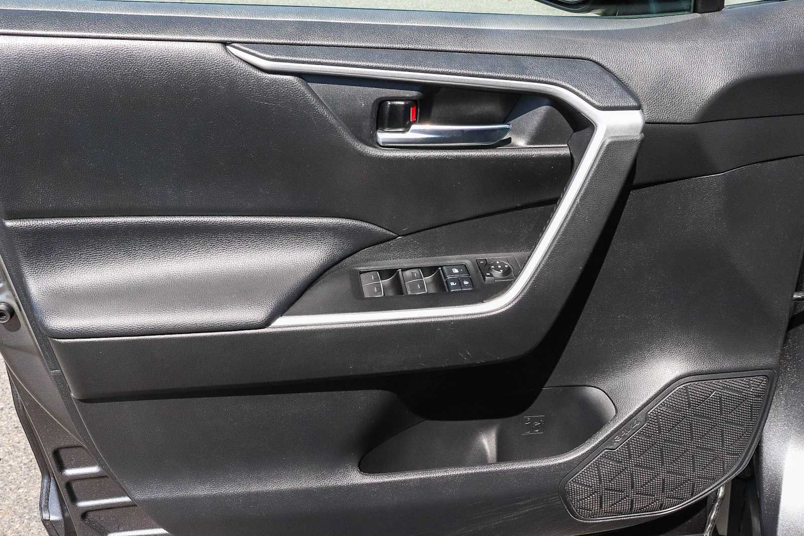 Used 2022 Toyota RAV4 XLE w/ Convenience Package FWD image 30