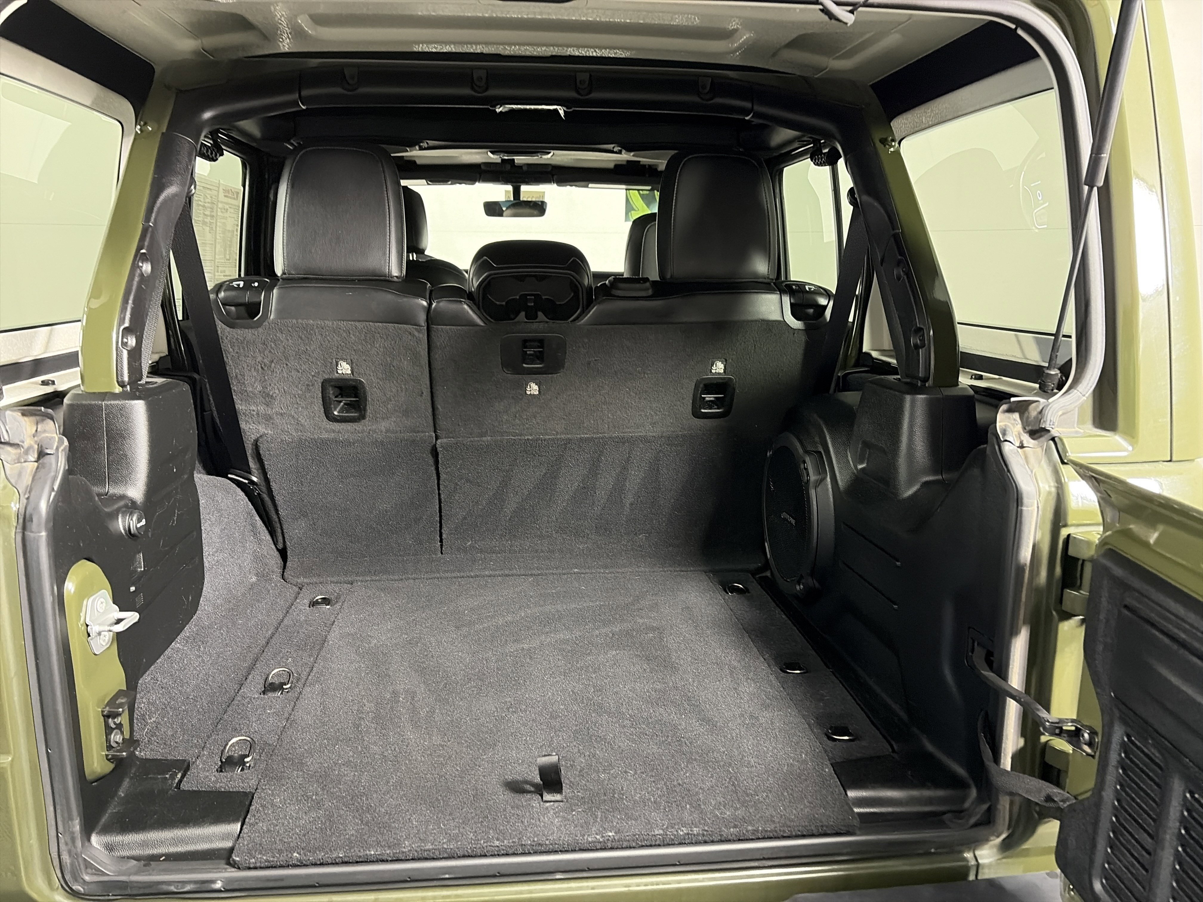 Used 2022 Jeep Wrangler Unlimited Sahara w/ Cold Weather Group image 18