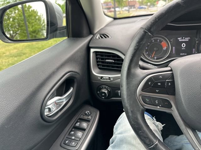 Used 2019 Jeep Cherokee Latitude w/ Cold Weather Group AWD/4WD image 41