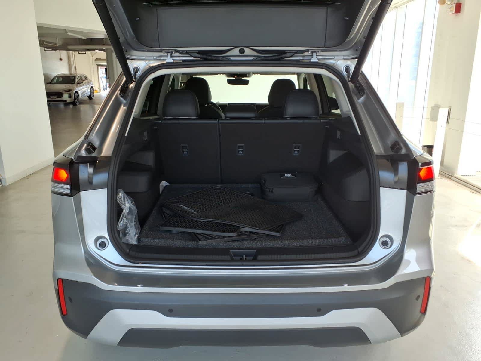 Used 2026 Volkswagen Tiguan SE w/ Panoramic Sunroof Package AWD/4WD image 9