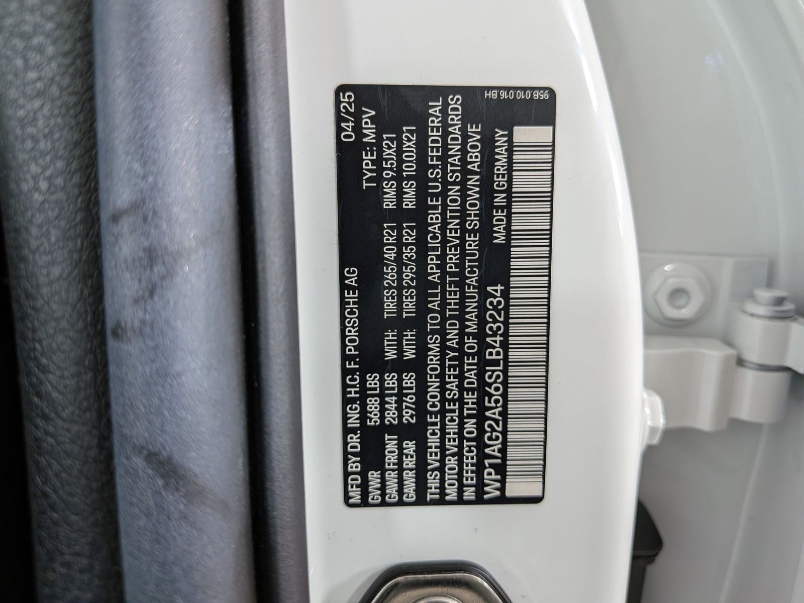 Certified 2025 Porsche Macan S AWD/4WD image 28