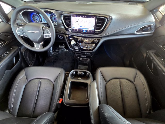 Certified 2025 Chrysler Pacifica Select AWD/4WD image 9