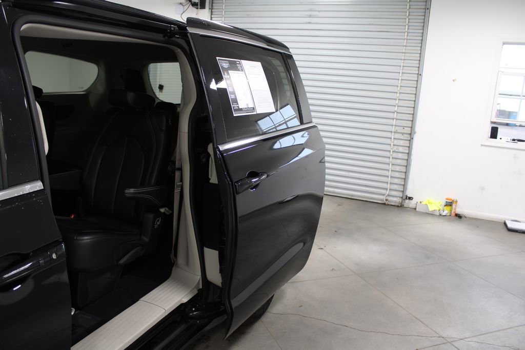 Used 2024 Chrysler Pacifica Touring-L image 27